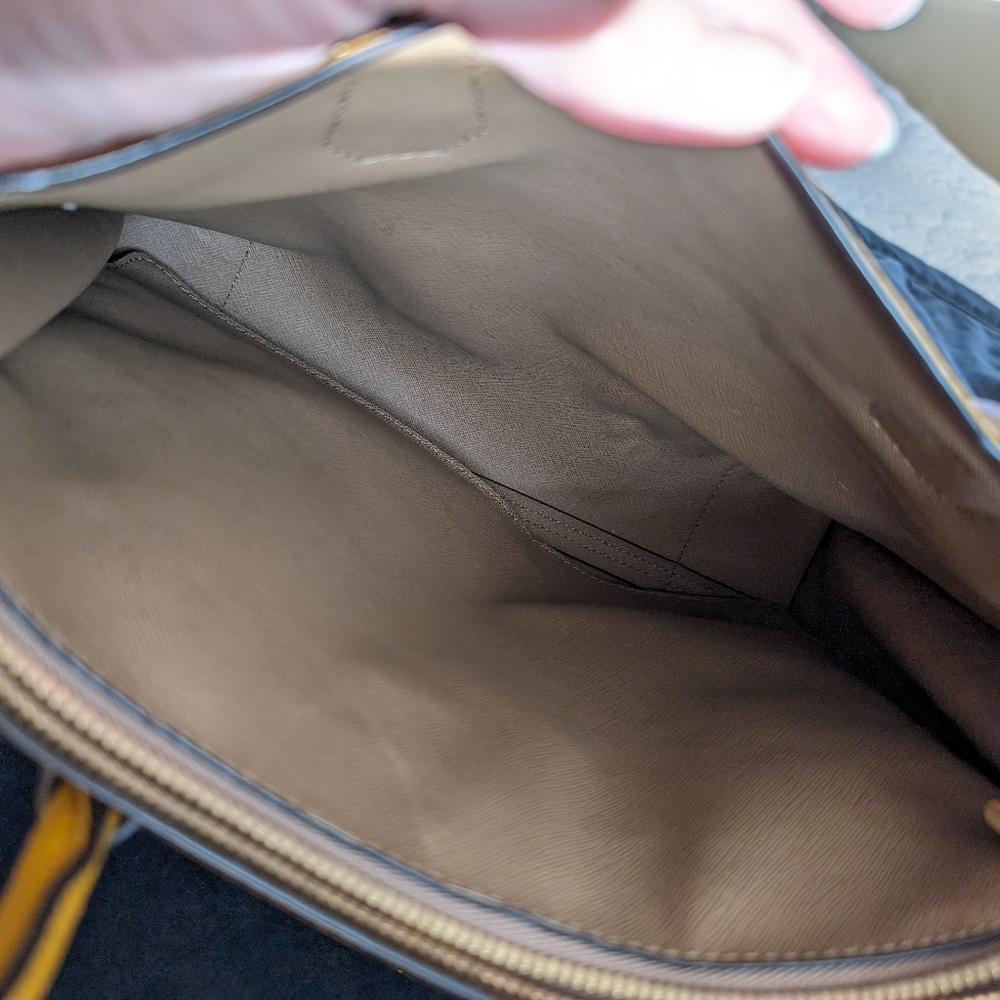 Micheal Kors Mercer yellow/ Gold purse - Picture 6 of 11